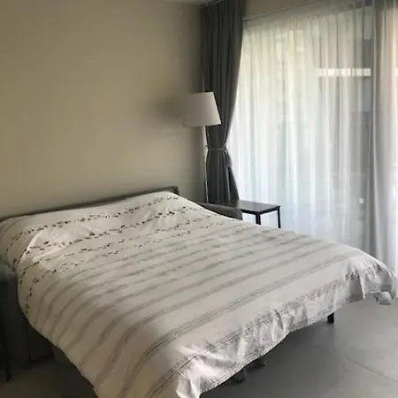 Renovated With Swimming Pool Within Walking Distance Of The T127 Apartment *