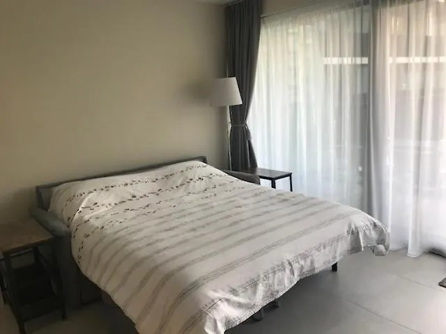 Renovated With Swimming Pool Within Walking Distance Of The T127 아파트 *